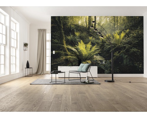 Salon avec papier peint photo jungle, lampadaire et parquet