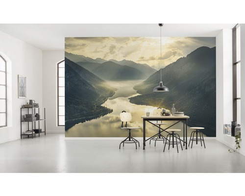 Papier peint photo avec paysage de montagne et lac dans une pièce lumineuse.