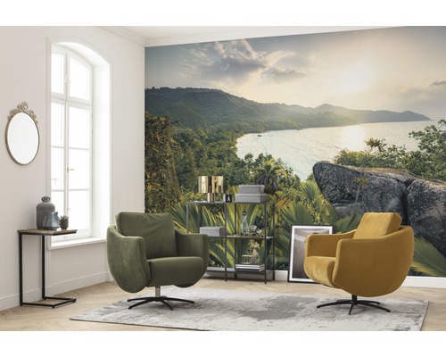 Salon avec papier peint photo, fauteuils et table d''appoint