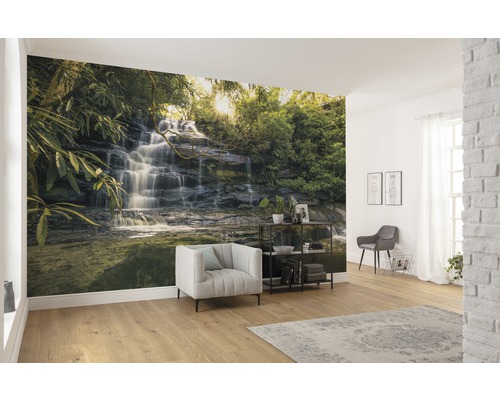 Wohnraum mit Fototapete eines Wasserfalls, Sessel und Regal