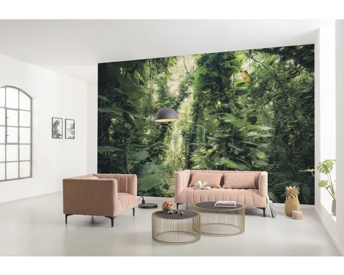 Salon avec papier peint photo motif jungle, fauteuil et canapé