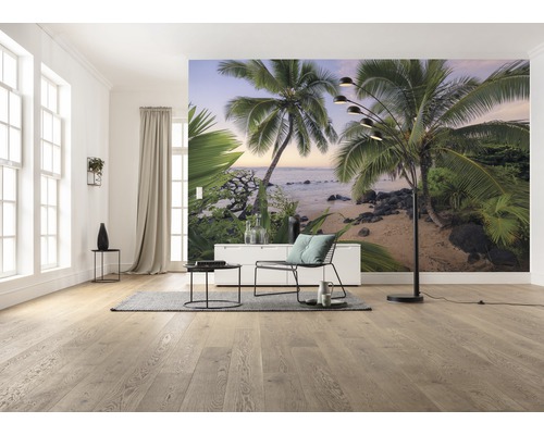 Pièce lumineuse avec papier peint photo d''une plage de palmiers, aménagée avec une chaise, une table, un lampadaire et un tapis