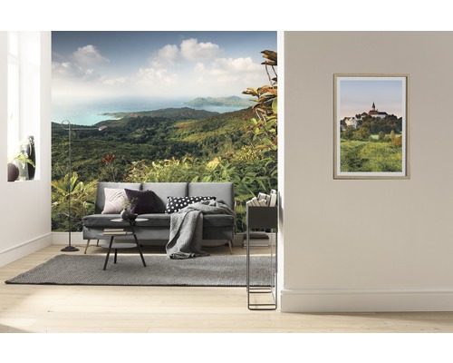 Wohnzimmer mit Fototapete, Sofa, Teppich und Bild