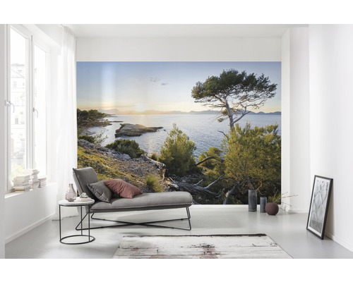 Salon avec papier peint photo d''un paysage côtier avec vue sur la mer.