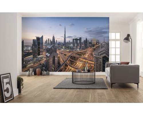 Wohnraum mit Fototapete einer Stadtansicht von Dubai mit Wolkenkratzern und Autobahnen bei Nacht