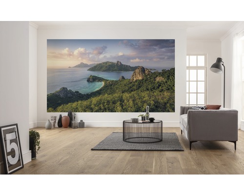 Salon avec papier peint photo d''une île tropicale.