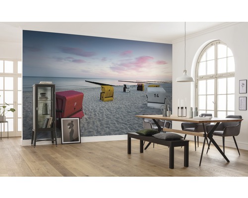 Image murale avec des chaises de plage sur la plage dans une salle à manger lumineuse.