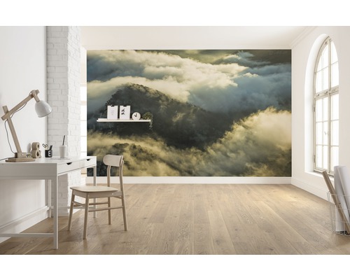 Pièce lumineuse avec bureau, chaise et papier peint photo avec motif de nuages