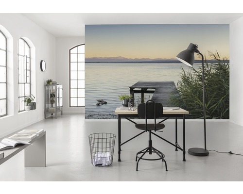 Pièce lumineuse avec papier peint photo avec motif lac, bureau, chaise et lampadaire