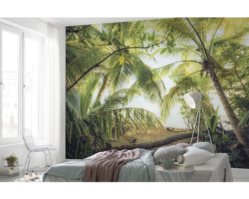 Chambre avec papier peint photo sur le thème des palmiers pour une ambiance tropicale