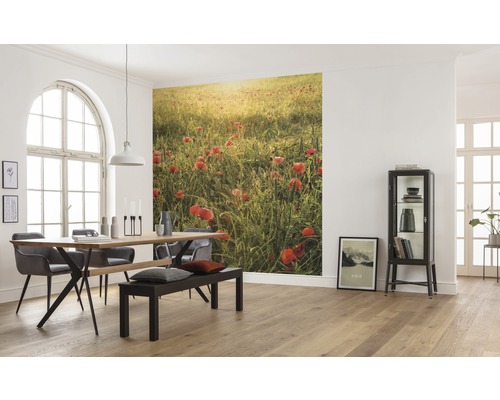 Salle à manger lumineuse avec table, chaises, banc et papier peint photo représentant un champ de coquelicots
