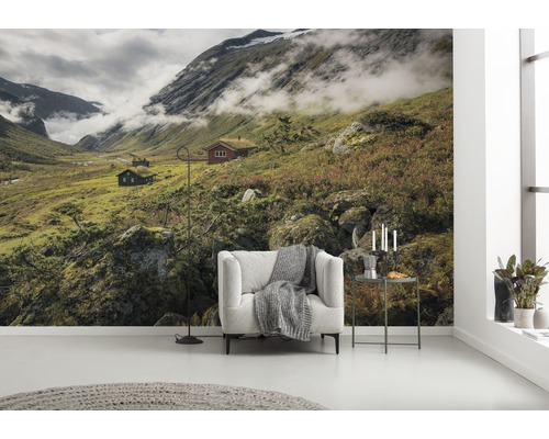 Papier peint avec paysage de montagne, cabanes et brouillard dans le salon