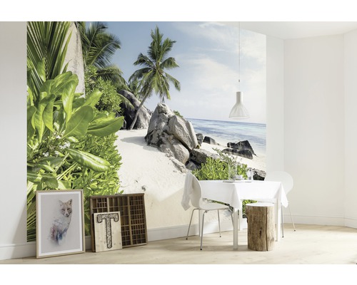 Papier peint photo avec motif de plage dans une salle à manger lumineuse