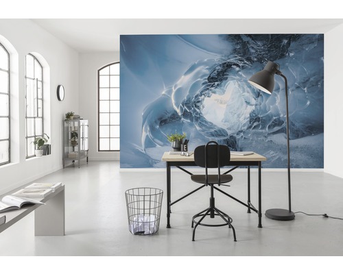 Un bureau lumineux avec un bureau, une chaise et un papier peint photo sur le thème d''une grotte de glace.