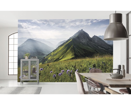 Papier peint panoramique intissé SHX9-088 The Green Queen 9 pces 450 x 280 cm Salle de séjour avec papier peint panoramique de montagne, table à manger et vitrine