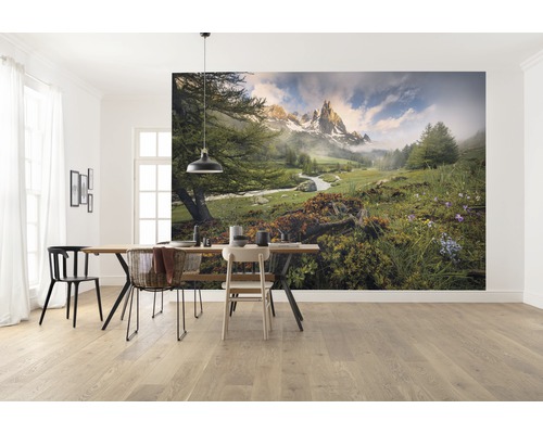 Salle à manger avec papier peint photo d''un paysage de montagne, table et chaises