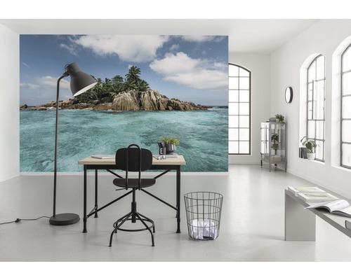 Pièce lumineuse avec un bureau, une chaise et un papier peint photo représentant une île tropicale