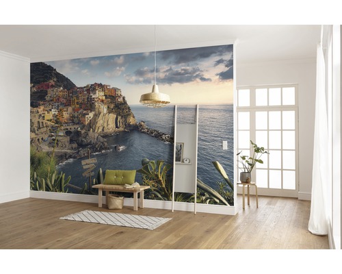 Wohnraum mit Fototapete einer Küstenstadt auf einem Felsen