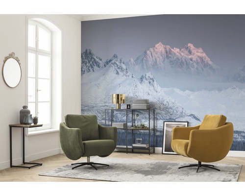 Salon avec papier peint photo motif montagne, deux fauteuils pivotants et une table d''appoint