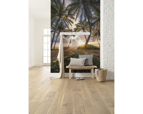 Pièce lumineuse avec papier peint photo de plage de palmiers, banc et plancher en bois