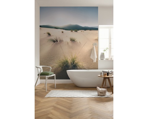 Salle de bain moderne avec baignoire, chaise, tapis et papier peint photo avec motif de dunes