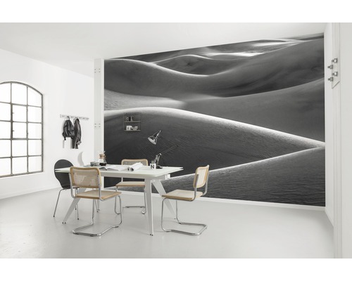 Salon avec papier peint photo désert, table et chaises