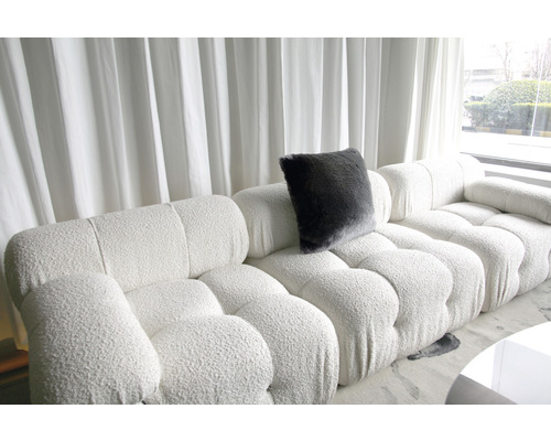 Canapé rembourré avec coussin et rideau