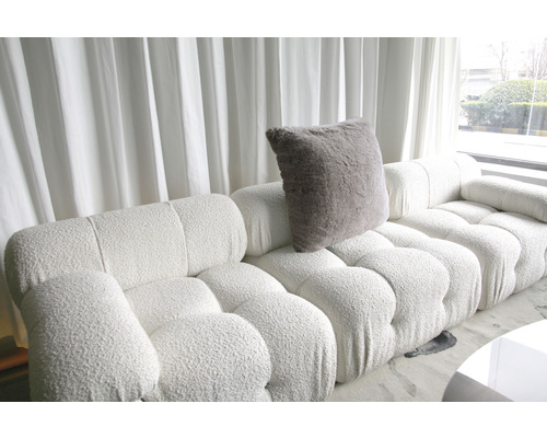 Canapé moelleux avec coussin dans le salon