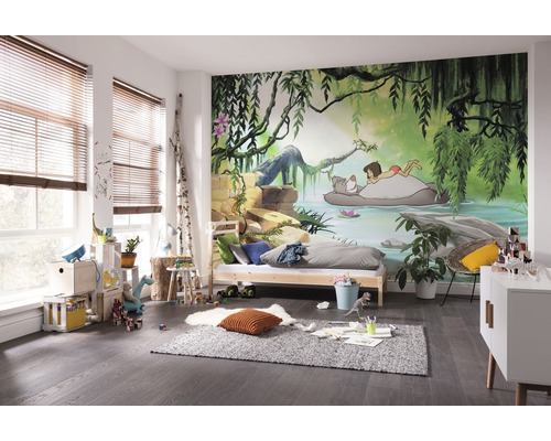 Chambre d''enfant avec fresque murale du Livre de la Jungle, lit, tapis et jouets