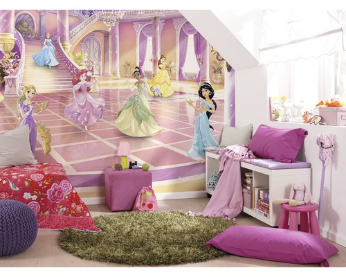 Chambre d''enfant avec un papier peint photo représentant différentes princesses Disney.