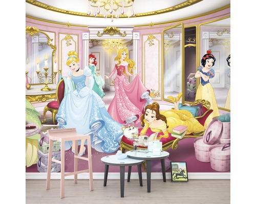 Papier peint avec des princesses Disney dans un dressing
