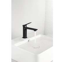Robinet de lavabo noir avec de l''eau courante dans un lavabo.