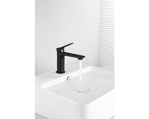 Robinet de lavabo noir avec de l''eau courante dans un lavabo.