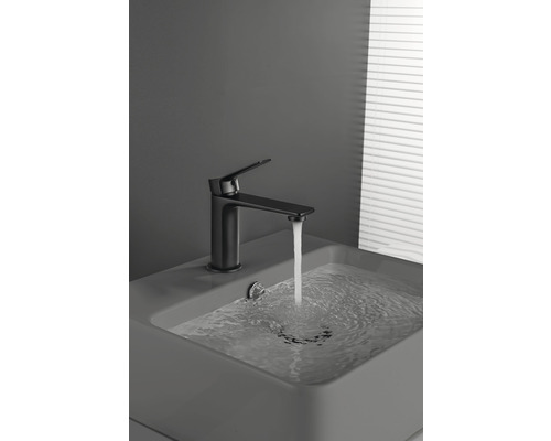 Robinet de lavabo avec robinet et lavabo plein