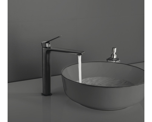 Robinet de lavabo à côté d''un lavabo avec de l''eau