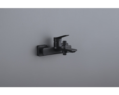 Robinet de baignoire noir pour montage mural.