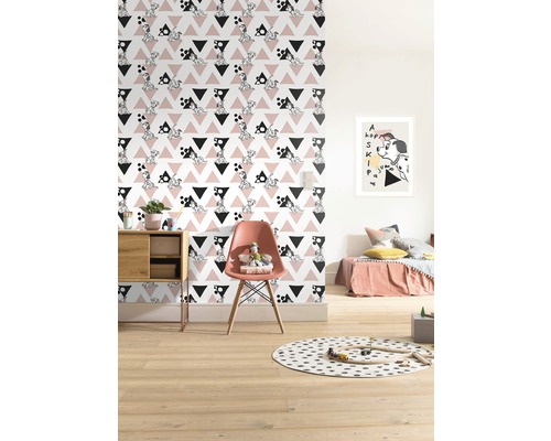 Chambre d''enfant avec papier peint à motifs, fauteuil et jouets