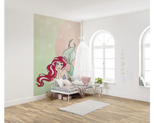 Kinderzimmer mit Wandtattoo von Arielle, dem Bett, dem Teppich und dem Holzboden