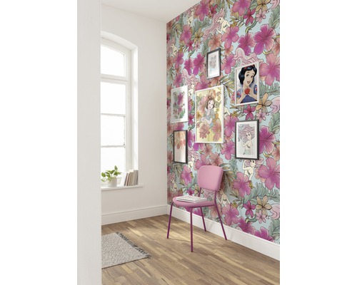 Pièce décorée avec du papier peint floral et des images encadrées au mur.