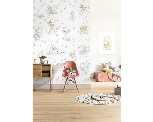 Chambre d''enfant avec papier peint Disney à motifs d''animaux, chaise et jouets.