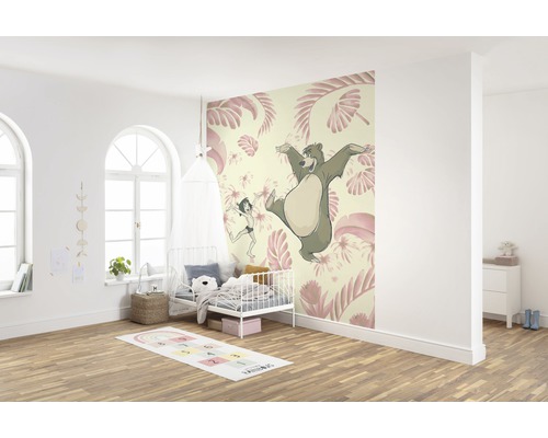 Chambre d''enfant avec papier peint Livre de la jungle, lit et tapis de jeu