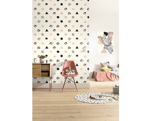 Chambre d''enfant avec papier peint Dumbo, chaise et plancher en bois