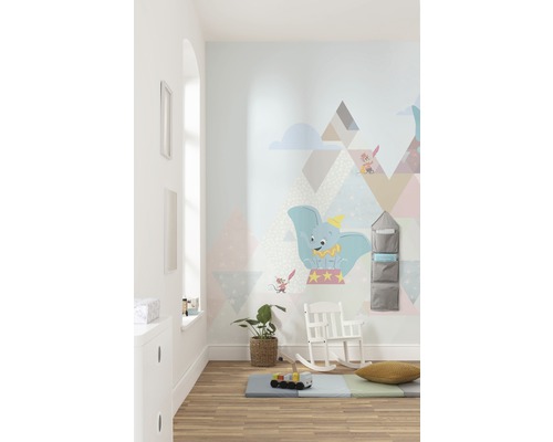 Chambre d''enfant lumineuse avec sticker mural Dumbo, tapis de jeu, fauteuil à bascule et étagère