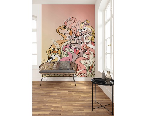 Pièce avec un papier peint mural avec des flamants roses, une banquette et une table d''appoint.