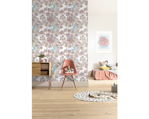 Chambre d''enfant avec papier peint à motifs, chaise et plancher en bois