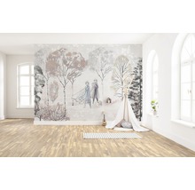 Raum mit Fototapete mit Waldmotiv und den Figuren Anna und Elsa, Spielzelt und Dekoration