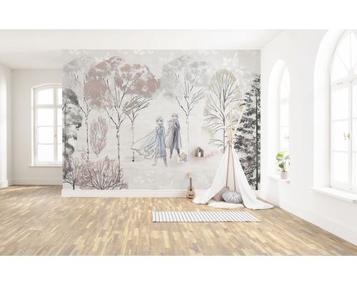 Pièce avec papier peint photo avec motif de forêt et les personnages Anna et Elsa, tente de jeu et décoration