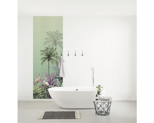 Salle de bains avec mur tropical, baignoire et décorations.