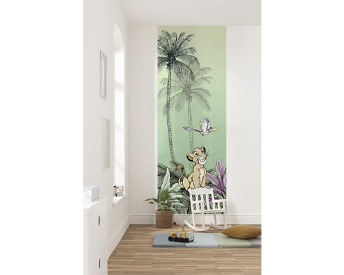 Chambre d''enfant avec papier peint photo motif jungle avec personnages de bandes dessinées et palmier
