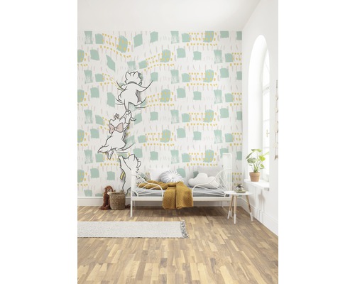 Chambre d''enfant avec papier peint à motifs, lit et plancher en bois
